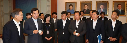 문재인 대통령이 2017년 6월 27일 첫 국무회의를 주재하기에 앞서 국무위원들과 차담회를 갖고 있다. 문 대통령 오른쪽으로 현 정부에서 임명된 이낙연 국무총리, 피우진 국가보훈처장, 김상조 공정거래위원장, 김부겸 행정자치부 장관, 김영춘 해양수산부 장관, 임종석 대통령비서실장이 배석했다. 반면 박근혜 정부 때 임명된 강은희 여성가족부 장관(뒷줄 왼쪽), 최양희 미래창조과학부 장관(뒷줄 왼쪽에서 네 번째), 이준식 교육부 장관(뒷줄 왼쪽에서 다섯 번째) 등은 뒤로 물러나 있다. 청와대사진기자단