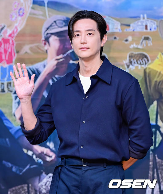 [OSEN=지형준 기자] 15일 오후 서울 상암동 MBC에서 MBC 새예능'지구를닦는남자들'(약칭'지닦남') 제작발표회가 열렸다.이날 첫 방송되는 '지구를닦는남자들'은없으면없는대로떠나는여행을통해환경을돌아보는신개념ESG향여행프로그램이다. 소비를줄이는것이쓰레기를줄이는것이라외치는'쓰레기아저씨'김석훈의세계관에서기획된프로그램으로,맏형김석훈과함께'세상깔끔남'권율,'중고마니아'임우일,'황금막내'신재하,'오지전문유튜버'노마드션이합류했다.배우 권율이 포즈를 취하고 있다. 2024.10.15 / jpnews@osen.co.kr