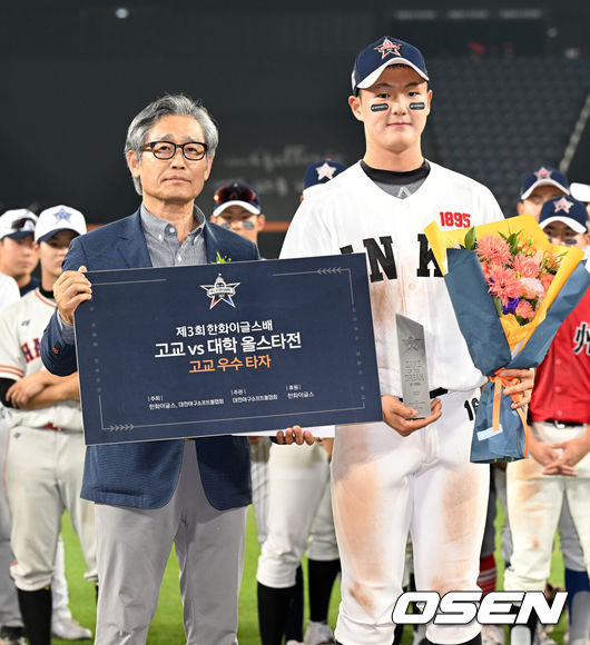 [OSEN=대전, 이대선 기자] 2일 오후 대전 한화생명볼파크에서 ‘제3회 한화이글스배 고교vs대학 올스타전’이 열렸다.올해로 3회째를 맞는 한화이글스배 고교vs대학 올스타전은 한화 구단과 KBSA가 공동으로 주최하는 이벤트 경기다.경기 종료 후 고교 우수 타자상을 차지한 고교팀 김지석이 대한야구소프트볼협회 양해영 회장과 기념촬영을 하고 있다. 2025.06.02 /sunday@osen.co.kr