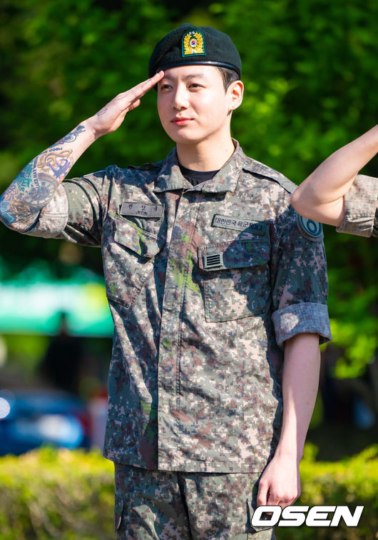 [OSEN=연천, 박준형 기자] 그룹 방탄소년단(BTS)의 지민과 정국이 11일 1년 6개월 간의 군 복무를 마치고 전역했다.지민과 정국은 지난 2023년 12월 육군 현역으로 동반입대해 육군 5사단 포병여단에서 복무해왔다. 팀의 맏형 진은 작년 6월, 제이홉은 작년 10월,RM과 뷔는 전날 각각 전투복을 벗었다. 슈가는 21일 소집해제를 앞두고 있다. BTS 정국이 경례를 하고 있다.  2026.06.11 / soul1014@osen.co.kr