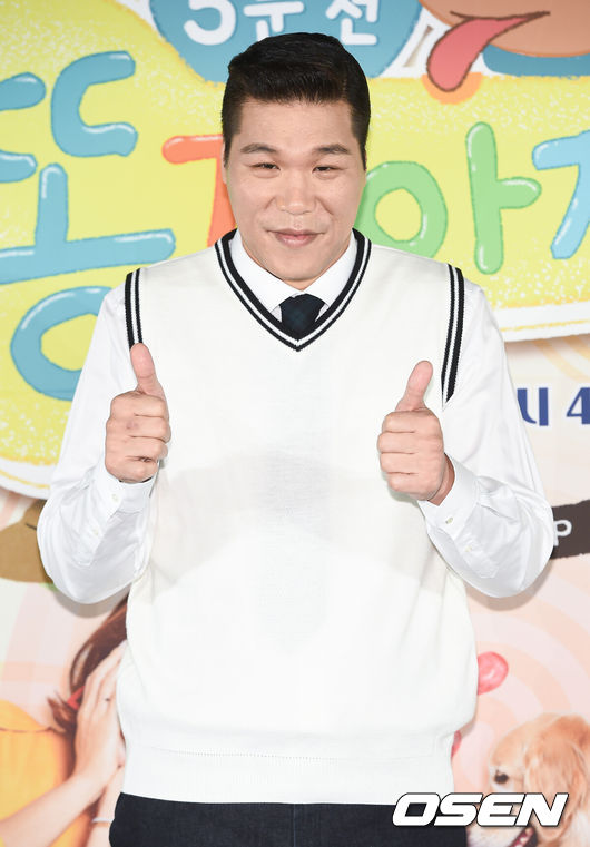 [OSEN=박준형 기자] 6일 서울 상암동 SBS 프리즘타워 컨퍼런스홀에서 SBS플러스 ‘개판 5분 전, 똥강아지들’ 제잘발표회가 진행됐다.아이와 강아지의 로맨스가 따뜻하게 그려질 ‘개판 5분 전, 똥강아지들’은 반려동물 1000만 시대에 아이와 강아지가 평화롭게 공존 할 수 있는 방법을 함께 고민해보고 이들이 함께 할 때 더욱 커지는 기쁨을 담은 프로그램.서장훈이 포즈를 취하고 있다. / soul1014@osen.co.kr