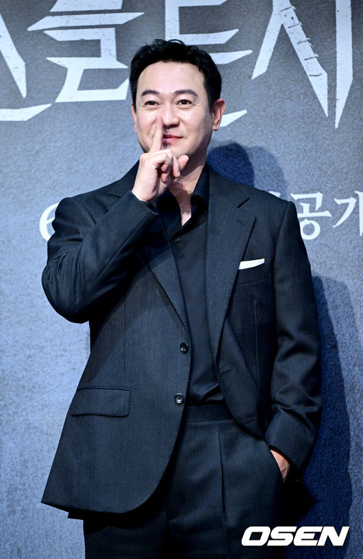 [OSEN=최규한 기자] 12일 오전 서울 라마다서울신도림호텔에서STUDIO X+U 새 미드폼 드라마‘메스를 든 사냥꾼’ 제작발표회가 열렸다.‘메스를 든 사냥꾼’은 부검대 위에서 20년 전 죽은 줄 알았던 아빠이자 연쇄살인마 ‘재단사’의 익숙한 살인 방식을 발견한 부검의 세현이 아빠의 먹잇감이 되지 않기 위해 경찰 정현보다 먼저 그를 찾기 위해 나서는 범죄 스릴러다.배우 박용우이 포토타임을 하고 있다. 2025.06.12 / dreamer@osen.co.kr