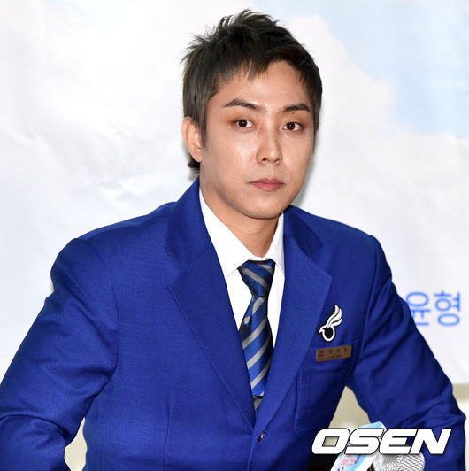 [OSEN=최규한 기자] 19일 오전 서울 신촌의 한 카페에서 채널A 예능프로그램 ‘비행기 타고 가요’ 시즌2 기자간담회가 열렸다.기내 승무원을 꿈꿨던 연예인들이 실제 승무원 업무와 일상에 도전하는 승무원 도전 리얼 버라이어티‘비행기 타고 가요’ 시즌2에는 전작부터 함께한 듬직한 맏형 신현준과만능 웃음 제조기 황제성,그리고 여기에 합류한 예능 치트키 은지원,열정 만수르 유이,똑소리 나는 막내 송윤형이 출연한다.가수 은지원이 참석해 취재진의 질문을 듣고 있다. /dreamer@osen.co.kr