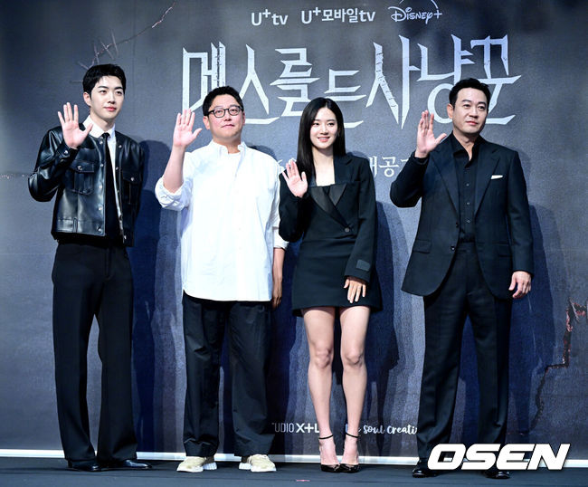 [OSEN=최규한 기자] 12일 오전 서울 라마다서울신도림호텔에서STUDIO X+U 새 미드폼 드라마‘메스를 든 사냥꾼’ 제작발표회가 열렸다.‘메스를 든 사냥꾼’은 부검대 위에서 20년 전 죽은 줄 알았던 아빠이자 연쇄살인마 ‘재단사’의 익숙한 살인 방식을 발견한 부검의 세현이 아빠의 먹잇감이 되지 않기 위해 경찰 정현보다 먼저 그를 찾기 위해 나서는 범죄 스릴러다.배우 강훈, 이정훈 감독, 박주현, 박용우(왼쪽부터)이 포토타임을 하고 있다. 2025.06.12 / dreamer@osen.co.kr