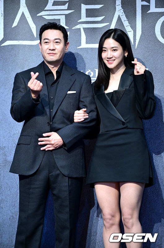 [OSEN=최규한 기자] 12일 오전 서울 라마다서울신도림호텔에서STUDIO X+U 새 미드폼 드라마‘메스를 든 사냥꾼’ 제작발표회가 열렸다.‘메스를 든 사냥꾼’은 부검대 위에서 20년 전 죽은 줄 알았던 아빠이자 연쇄살인마 ‘재단사’의 익숙한 살인 방식을 발견한 부검의 세현이 아빠의 먹잇감이 되지 않기 위해 경찰 정현보다 먼저 그를 찾기 위해 나서는 범죄 스릴러다.배우 박용우와 박주현이 포토타임을 하고 있다. 2025.06.12 / dreamer@osen.co.kr