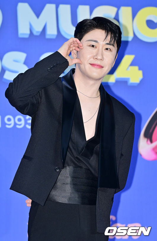 [OSEN=민경훈 기자] 16일 오후 서울 중구 장충동 장충체육관에서 '한터뮤직어워즈 2024' 레드카펫 행사가 열렸다.2일차인 이날 라이즈(RIIZE), LIGHTSUM(라잇썸), 8TURN(에잇턴), NCT WISH(엔시티 위시), 영탁, YOUNG POSSE(영파씨), EVNNE(이븐), 이승윤, 최예나, 허용별(허각, 신용재, 임한별), 김호영, 뮤지, 박미경, 소유, 이희진, 인순이, 장우혁, 제아, 황보 등이 참석했다.가수 영탁이 포즈를 취하고 있다. 2025.02.16 / rumi@osen.co.kr
