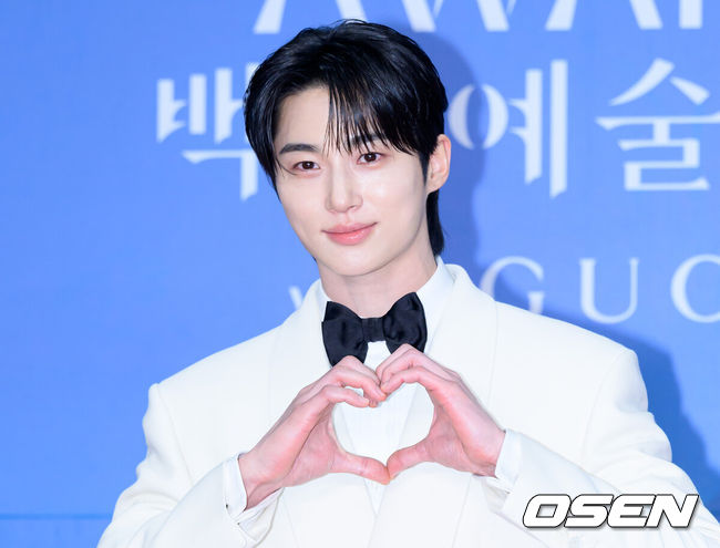 [OSEN=이대선 기자] 5일 오후 서울 강남구 코엑스 D홀에서 ‘제61회 백상예술대상 with 구찌’ 레드카펫 행사가 열렸다.방송·영화·연극을 아우르는 국내 유일무이 종합 예술 시상식 ‘제61회 백상예술대상 with 구찌’는 JTBC·JTBC2·JTBC4에서 동시 생중계, 프리즘·네이버TV·치지직에서 디지털 생중계된다.배우 변우석이 레드카펫을 밟고 있다. 2025.05.05 /sunday@osen.co.kr