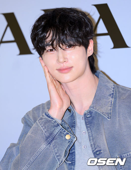 [OSEN=이대선 기자] 5일 오후 더현대 서울에서 이탈리아 하이엔드 명품 패션 브랜드의 팝업 스토어 오픈 행사가 열렸다.이날 배우 김태리, 변우석, 홍경, 미야오 가원이 참석해 자리를 빛냈다.배우 변우석이 입장하고 있다. 2025.06.05 /sunday@osen.co.kr