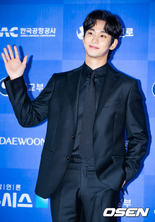 [OSEN=민경훈 기자] 22일 오후 서울 강남구 역삼동 조선팰리스 더그레이트홀에서 '제6회 뉴시스 한류엑스포'(2024 K-엑스포) 포토콜 행사가 진행됐다.이날 배우 김수현은 tvN ‘눈물의 여왕’으로 문화체육관광부장관상을, 고민시는 넷플릭스 ‘스위트홈’으로 서울시장상을 받는다.배우 김수현이 포토월에서 포즈를 취하고 있다.. 2024.08.22 / rumi@osen.co.kr