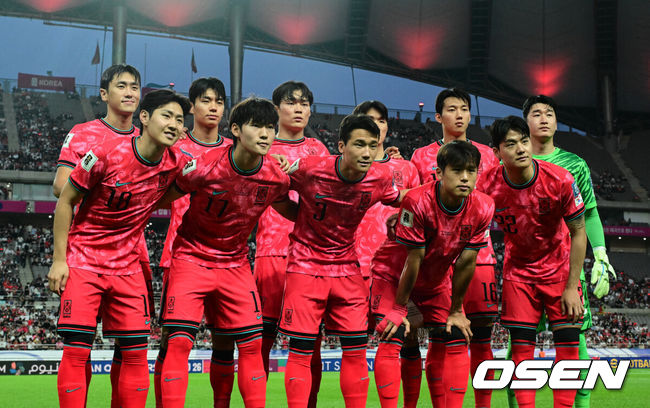 [OSEN=상암, 조은정 기자]10일 서울 마포구 서울월드컵경기장에서 2026 국제축구연맹(FIFA) 북중미 월드컵 아시아 3차 예선 B조 10차전 대한민국 남자 축구 대표팀과 쿠웨이트의 경기가 열렸다.한국은 지난 6일 이라크 원정에서 2-0 완승과 함께 5승 4무(승점 19)로 조 2위 이상을 확정, 11회 연속 월드컵 본선 진출을 조기 확정지었다.한국 베스트11이 포즈를 취하고 있다. 2025.06.10 /cej@osen.co.kr