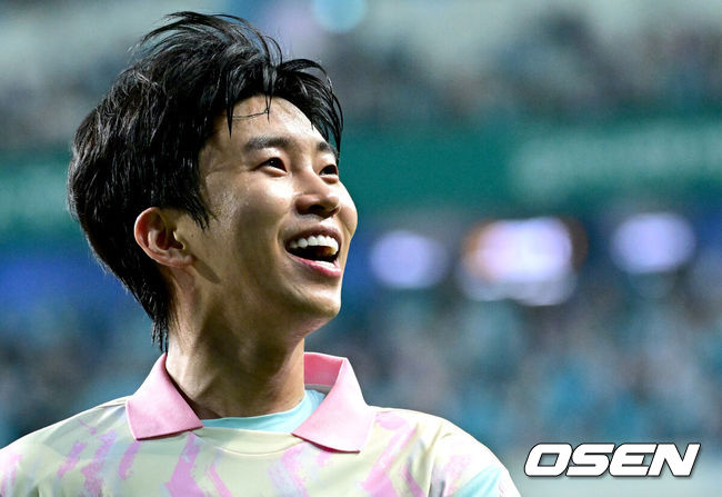 [OSEN=대전, 최규한 기자] 12일 오후 대전월드컵경기장에서 ‘하나은행 자선축구대회’가 열렸다.이번 자선축구대회에서 가수 임영웅은 ‘팀 히어로’의 주장을 맡아90분 간의 활약을 펼친다.임영웅이 구단주로 있는 ‘리턴즈FC’ 선수들과 김영광,조원희,오반석 등의 선수들이 ‘팀 히어로’에 합류했다.이청용,이근호,박주호,지동원,감스트,궤도,말왕 등은 ‘팀 기성용’ 선수로 뛴다.후반 팀 히어로 임영웅이 전원석의 골을 어시스트한 뒤 기뻐하고 있다. 2024.10.12 / dreamer@osen.co.kr