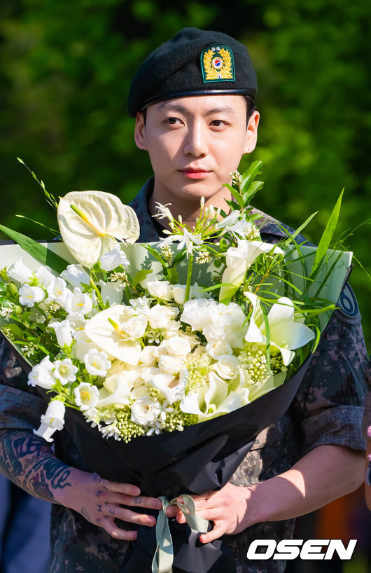 [OSEN=연천, 박준형 기자] 그룹 방탄소년단(BTS)의 지민과 정국이 11일 1년 6개월 간의 군 복무를 마치고 전역했다.지민과 정국은 지난 2023년 12월 육군 현역으로 동반입대해 육군 5사단 포병여단에서 복무해왔다. 팀의 맏형 진은 작년 6월, 제이홉은 작년 10월,RM과 뷔는 전날 각각 전투복을 벗었다. 슈가는 21일 소집해제를 앞두고 있다. BTS 정국이 꽃다발을 안고 포즈를 취하고 있다. 2026.06.11 / soul1014@osen.co.kr