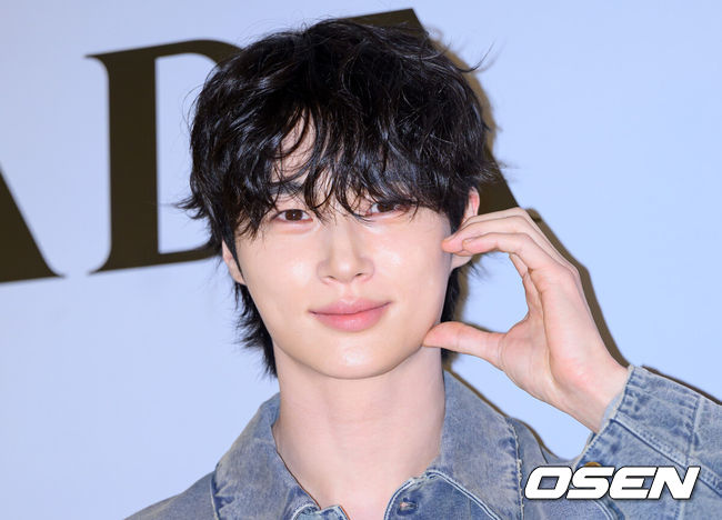 [OSEN=이대선 기자] 5일 오후 더현대 서울에서 이탈리아 하이엔드 명품 패션 브랜드의 팝업 스토어 오픈 행사가 열렸다.이날 배우 김태리, 변우석, 홍경, 미야오 가원이 참석해 자리를 빛냈다.배우 변우석이 포토타임을 가지고 있다. 2025.06.05 /sunday@osen.co.kr