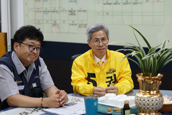 권영국 민주노동당 대통령후보가 지난달 19일 오전 정책협약을 체결을 위해 인천 부평구 한국지엠(GM) 부평공장을 찾아 안규백 전국금속노동조합 한국지엠지부장 등과 대화하고 있다. 뉴스1