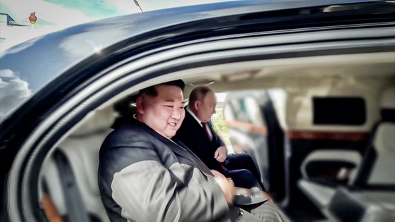지난 2023년 9월 13일 러시아 아무르주 보스토치니 우주기지에서 러시아 대통령의 전용차 ‘아우루스’에 블라디미르 푸틴 러시아 대통령과 함께 승차한 김정은 북한 국무위원장. 조선중앙TV·EPA=연합뉴스