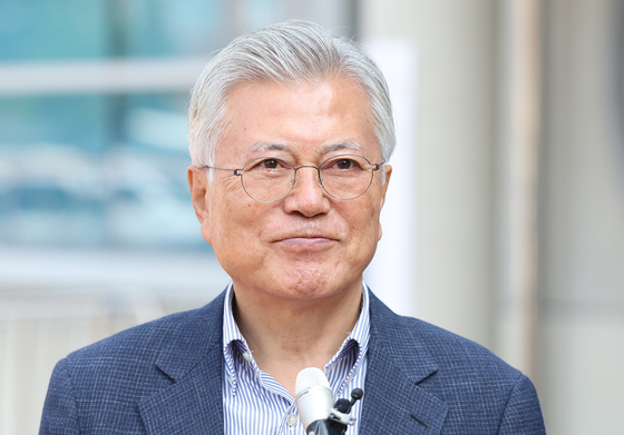문재인 전 대통령이 21대 대선 사전투표 첫날인 지난달 29일 오전 경남 양산시 하북면 주민자치센터에 마련된 사전투표소에서 투표 후 취재진 질문을 경청하고 있다. 연합뉴스