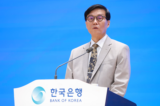 이창용 한국은행 총재가 12일 오전 서울 중구 한국은행에서 창립 제75주년 기념사를 낭독하고 있다. 사진 한국은행