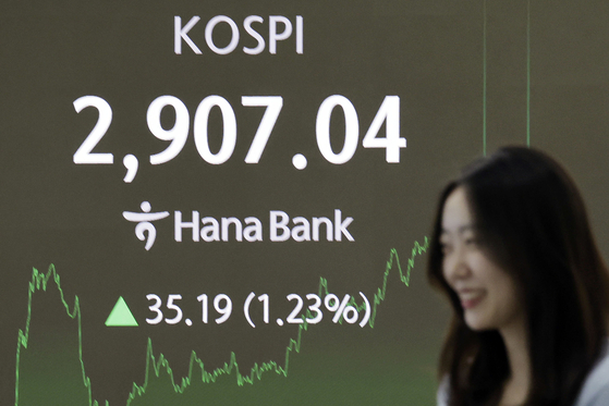 이재명 대통령이 한국거래소를 방문한 11일 코스피가 2907.04를 기록했다. 사진은 이날 하나은행 딜링룸의 주가 현황판. [뉴시스]
