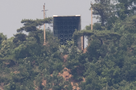 북한의 오물풍선에 대응한 대북전단 살포,와 확성기 가동 등으로 남북간 긴장이 고조되는 가운데 지난해 6월 인천 강화군 송해면 당산리에서 바라본 북한 황해도 개풍군 야산에 북한의 대남 확성기로 보이는 구조물이 설치되어 있다. 뉴스1