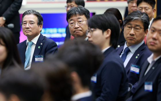 김용범 대통령실 정책실장, 하준경 대통령실 경제성장수석, 류덕현 재정기획보좌관(왼쪽부터)이 11일 서울 여의도 한국거래소에서 이재명 대통령 주재로 열린 주식시장 불공정거래 근절을 위한 현장 간담회에서 한 참석자의 발언을 듣고 있다. 대통령실사진기자단