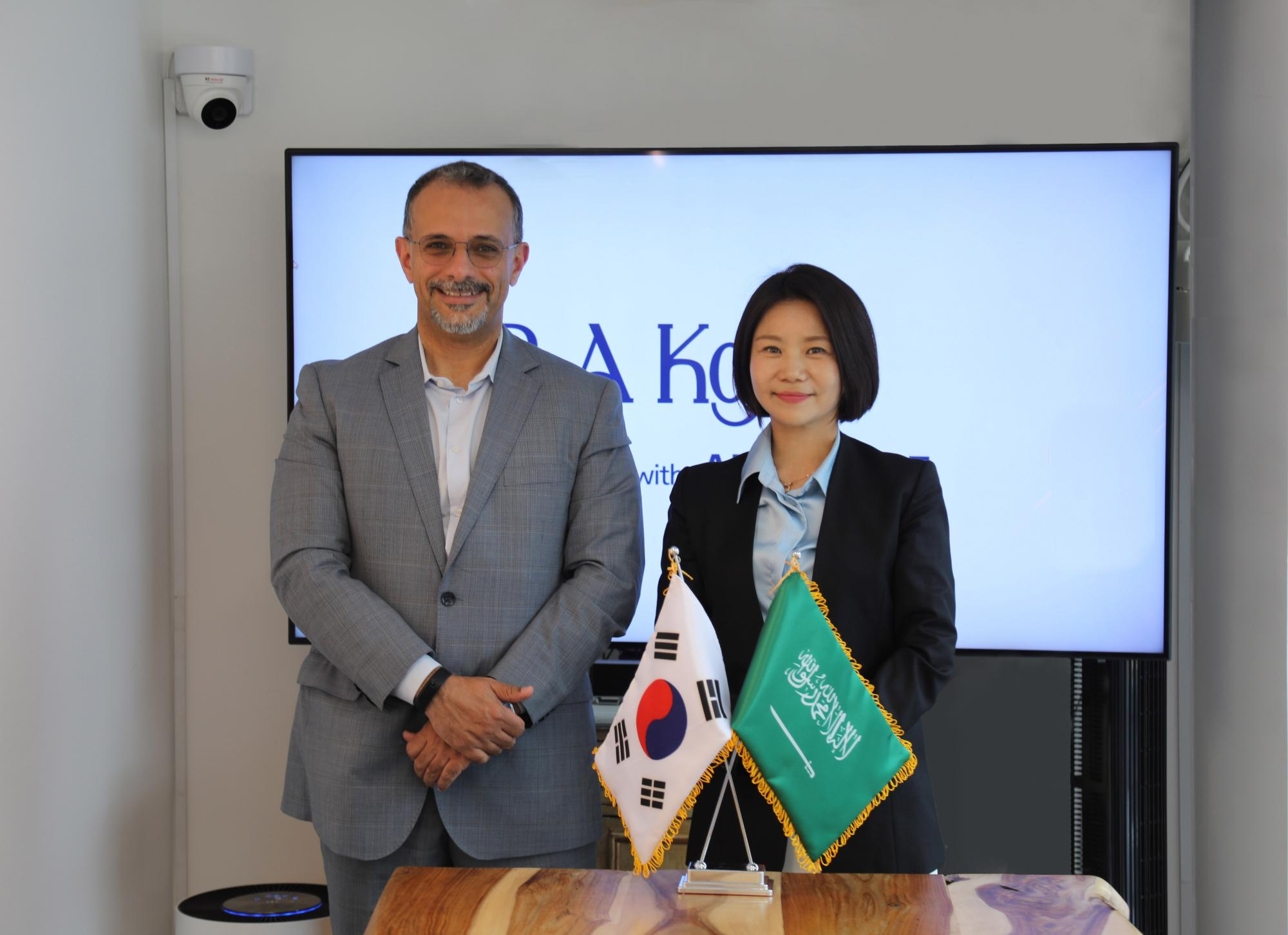 10일, 서울 용산구 아이온큐브 홍보관을 방문한 알리 알말락(Ali Almalak) 사우디 알울라 왕립위원회(RCU) 디렉터와 김정희 아이온큐브 대표이사가 양국 국기를 사이에 두고 기념촬영을 하고 있다. (사진 제공=아이온큐브)