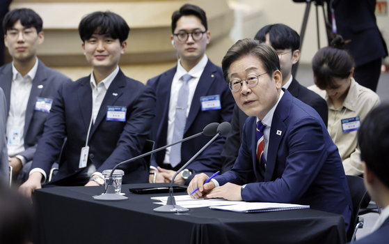 이재명 대통령이 11일 서울 여의도 한국거래소(KRX) 통합관제센터에서 열린 불공정거래 근절을 위한 시장감시본부 실무 직원들과의 현장 간담회에서 모두발언을 하고 있다. 대통령실사진기자단