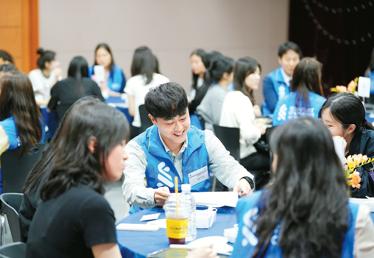 지난달 14일 서울 노원구 서울여대에서 열린 ‘대학생 커리어 멘토링’ 행사에 참여한 SC제일은행 임직원. [사진 SC제일은행]