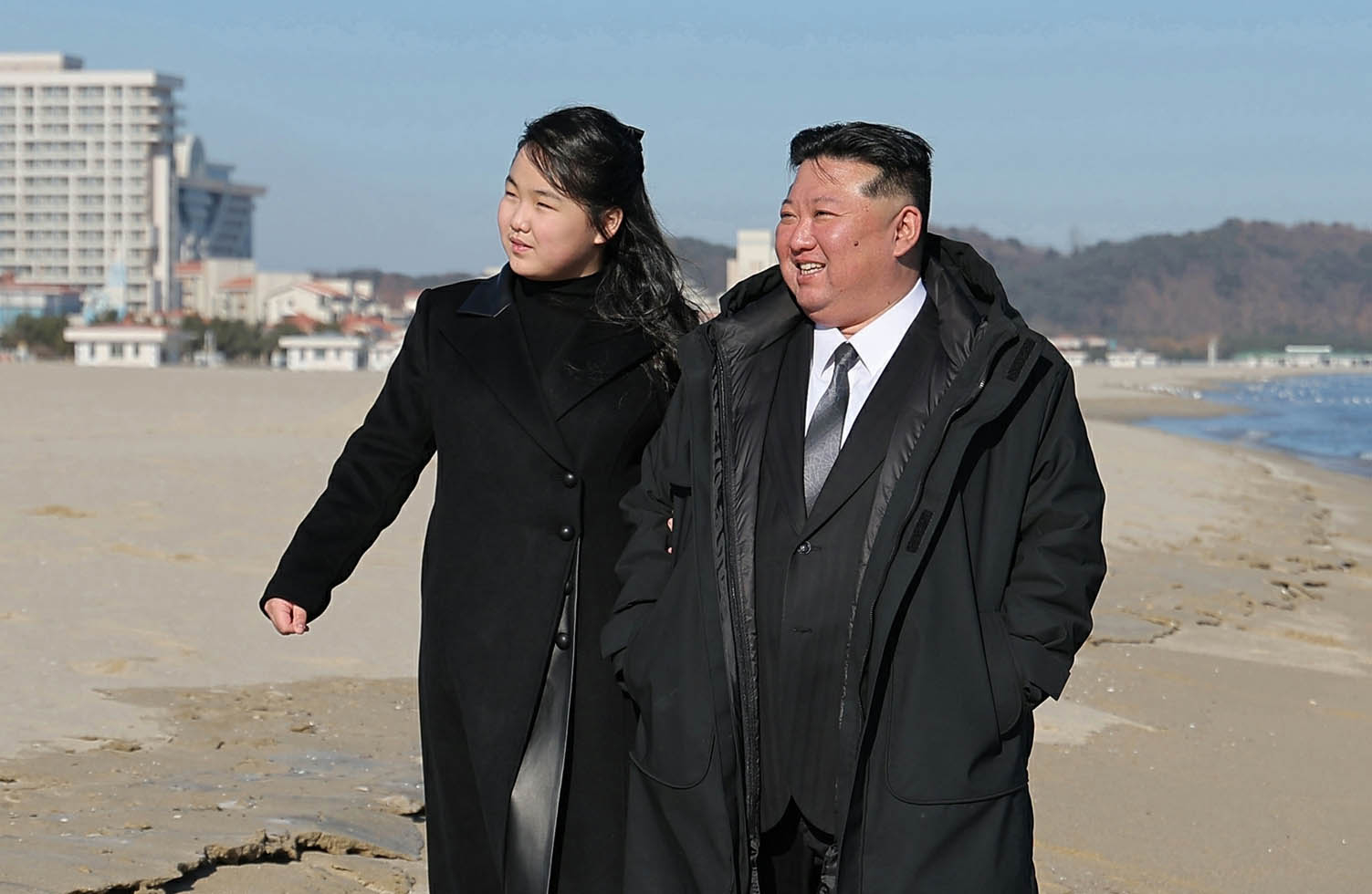 김정은 북한 국무위원장이 지난해 12월 29일 갈마해안관광지구의 준공된 여러 호텔과 봉사망(서비스네트워크)들을 돌아봤다고 노동신문이 보도했다. 평양 노동신문=뉴스1
