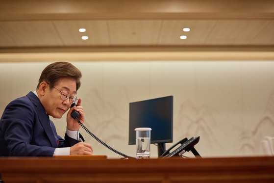 이재명 대통령이 11일 서울 용산 대통령실 집무실에서 페트로 피알라 체코 총리와 전화통화를 하고 있다. 대통령실 제공 