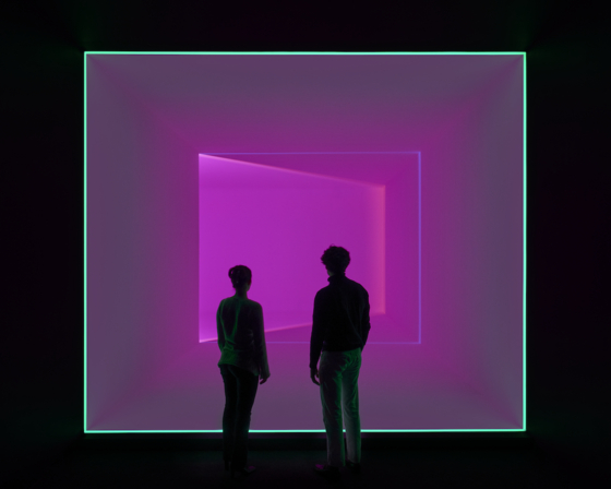 전시장 3층을 막아 어두운 복도 끝에 제임스 터렐의 ‘웨지워크’ 단 한 점을 설치했다. 빗면(Wedge)에 색색의 빛 사각형을 만들어 보색 대비로 공간감을 창출한다. [사진 페이스갤러리]