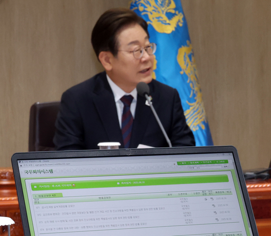 이재명 대통령이 지난 10일 서울 용산 대통령실에서 국무회의를 주재하고 있다. 앞쪽 노트북 화면에는 '3대 특검법안(내란특검법·김건희특검법·채상병특검법)' 등 국무회의 안건이 보이고 있다. 연합뉴스
