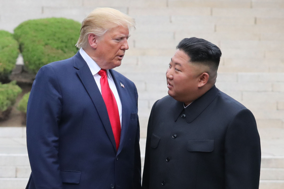 지난 2019년 6월 30일 판문점 군사분계선 북측 지역에서 만나 인사한 뒤 남측 지역으로 이동하는 트럼프 미국 대통령과 김정은 북한 국무위원장. 연합뉴스
