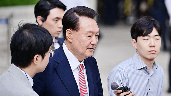 윤석열 전 대통령이 9일 오후 서울 서초구 중앙지방법원에서 열린 내란 우두머리 혐의, 직권남용 권리행사방해 혐의 사건 6차 공판을 마친 후 취재진의 질문을 받으며 법원을 나서고 있다. 뉴스1