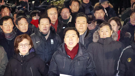 1월 15일 오전 공수처가 윤석열 대통령 체포영장 집행에 나서자 서울 한남동 대통령 관저 앞에서 김기현 의원(가운데)을 비롯한 국민의힘 의원들이 영장 집행에 항의하는 입장을 밝히고 있다. [뉴스1]
