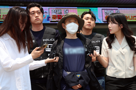 금전 문제로 갈등을 빚은 지인과 평소 앙심을 품었던 이웃 등 4명을 살해한 혐의로 체포된 피의자 차철남(56·중국 국적)이 지난달 27일 검찰로 송치되고 있다. 검찰은 12일 차씨를 살인 및 살인미수 혐의로 구속기소했다/뉴스1