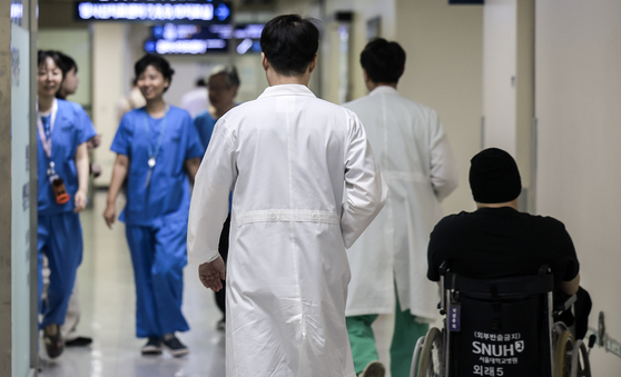 지난 4일 서울시내 대학병원에서 의료진이 이동하고 있다. 뉴시스