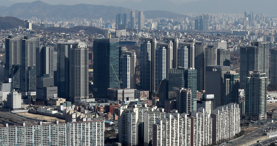 서울 영등포구 여의도 63빌딩 전망대에서 바라본 용산구 일대 오피스빌딩 모습. 뉴스1