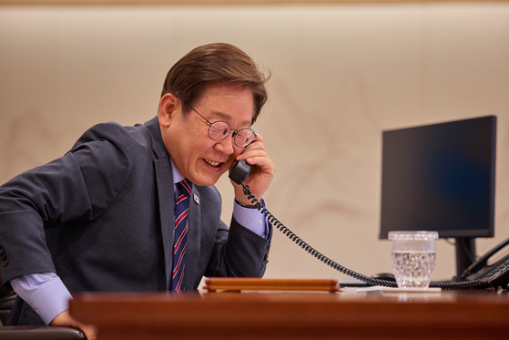 이재명 대통령이 12일 서울 용산구 대통령실 청사 집무실에서 앤소니 알바니지 호주 총리와 전화 통화를 하고 있다. 사진 대통령실