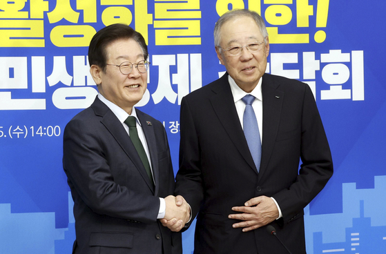 이재명 더불어민주당 대표(왼쪽)와 류진 한국경제인협회 회장이 3월 5일 국회에서 열린 민주당과 한국경제인협회(한경협)의 민생경제간담회에서 인사 하고 있다. 임현동 기자
