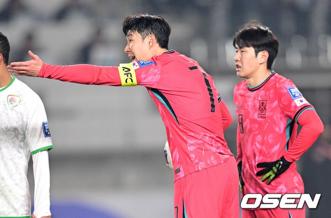 [OSEN=고양, 최규한 기자] 대한민국 대표팀이 홈에서 오만에 1-1로 비겼다.홍명보(56)감독이 이끄는 한국 축구 대표팀은 20일 오후 8시 고양종합운동장에서 열린 2026 국제축구연맹(FIFA) 북중미 월드컵 아시아지역 3차 예선 B조 7차전 오만과 맞대결을 치러 1-1로 비겼다. 전반 한국 손흥민과 이강인이 프리킥을 앞두고 주심에게 어필하고 있다. 2025.03.20 / dreamer@osen.co.kr