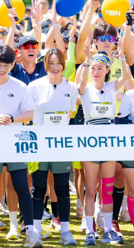 [OSEN=강릉, 민경훈 기자] 가수 겸 배우 차은우와 함께하는 국제 트레일러닝 대회 ‘TNF 100 강원' 행사가 17일 강원도 강릉시 초당동 경포호수광장에서 열렸다.이 자리에는 홍보대사인 차은우와 션 및 예능 프로그램 '뛰어야 산다' 출연진과 함께 참석했다.'뛰어야 산다'의 션, 배윤정, 방은희가 러닝 전 소리를 지르고 있다. 2025.05.17 / rumi@osen.co.kr