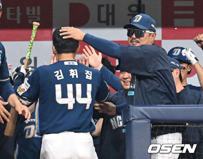 [OSEN=고척, 김성락 기자] 12일 오후 서울 고척스카이돔에서 2025 신한 SOL Bank KBO리그 키움 히어로즈와 NC 다이노스의 경기가 열렸다.키움은 김연주, NC는 김녹원을 선발 투수로 내세웠다.연장 10회초 2사 1루 NC 김휘집이 2점 홈런을 날린 뒤 더그아웃에서 이호준 감독과 기쁨을 나누고 있다. 2025.06.12 / ksl0919@osen.co.kr