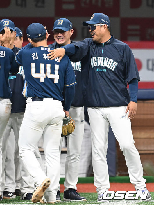 [OSEN=고척, 김성락 기자] 프로야구 NC 다이노스가 연장 혈투 끝에 웃었다.NC는 12일 고척 스카이돔에서 열린 키움 히어로즈와의 원정 경기에서 연장 10회 김휘집의 결승 투런 아치에 힘입어 8-6으로 승리했다.경기 종료 후 NC 이호준 감독, 김휘집이 기쁨을 나누고 있다. 2025.06.12 / ksl0919@osen.co.kr