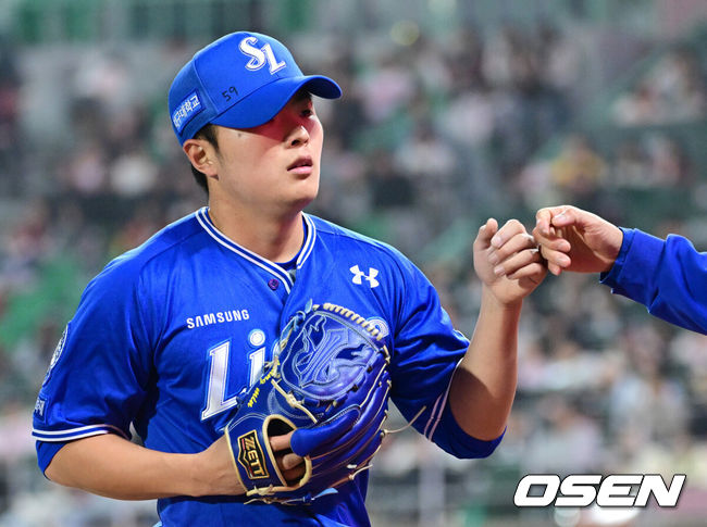 [OSEN=인천, 최규한 기자] 1일 오후 인천 SSG랜더스필드에서 ‘2025 신한 SOL Bank KBO리그’ SSG 랜더스와 삼성 라이온즈의 경기가 열렸다.이날 홈팀 SSG는 송영진, 방문팀 삼성은 이승현을 선발로 내세웠다.6회말 2사 만루 상황 삼성 이승민이 SSG 조형우를 내야 땅볼로 이끌며 이닝을 마친 뒤 더그아웃으로 향하고 있다. 2025.05.01 / dreamer@osen.co.kr
