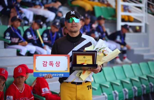 권오현 감독이 이끄는 남양주야놀유소년야구단이 2025 제5회 순창고추장배 전국유소년야구대회 결승에서 올해 최강 세종시유소년야구단을 맞아 명승부 접전 끝에 7-6으로 이기고 우승을 차지했다. 권 감독이 감독상을 받았다. / 대한유소년야구연맹