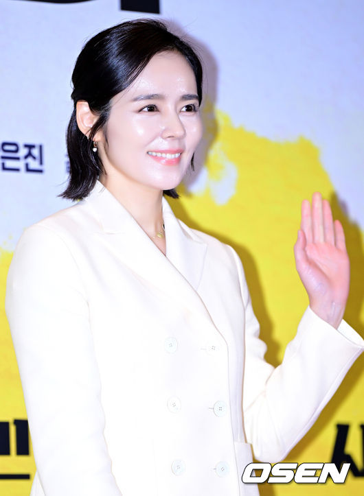 [OSEN=최규한 기자] 11일 오후 서울 CGV용산아이파크몰에서 영화 '시민덕희'(감독 박영주) VIP시사회가 열렸다.영화 ‘시민덕희’는 보이스피싱을 당한 평범한 시민 덕희(라미란 분)에게 사기 친 조직원 재민(공명 분)의 구조 요청이 오면서 벌어지는 통쾌한 추적극이다.배우 한가인이 VIP시사회에 참석해 포토타임을 하고 있다. 2024.01.11 / dreamer@osen.co.kr
