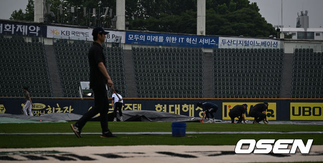 [OSEN=잠실, 조은정 기자]13일 서울 잠실야구장에서 ‘2024 신한 SOL Bank KBO리그’ 두산 베어스와 키움 히어로즈의 경기가 열린다.이날 홈팀 두산은 최승용을, 원정팀 키움은 알칸타라를 선발 투수로 내세웠다.경기를 앞두고 잠실구장에 비가 내리고 있다. 2025.06.13 /cej@osen.co.kr