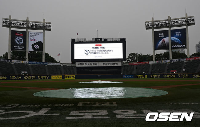 [OSEN=잠실, 조은정 기자]13일 서울 잠실야구장에서 ‘2024 신한 SOL Bank KBO리그’ 두산 베어스와 키움 히어로즈의 경기가 열린다.이날 홈팀 두산은 최승용을, 원정팀 키움은 알칸타라를 선발 투수로 내세웠다.경기를 앞두고 잠실구장에 비가 내리고 있다. 2025.06.13 /cej@osen.co.kr