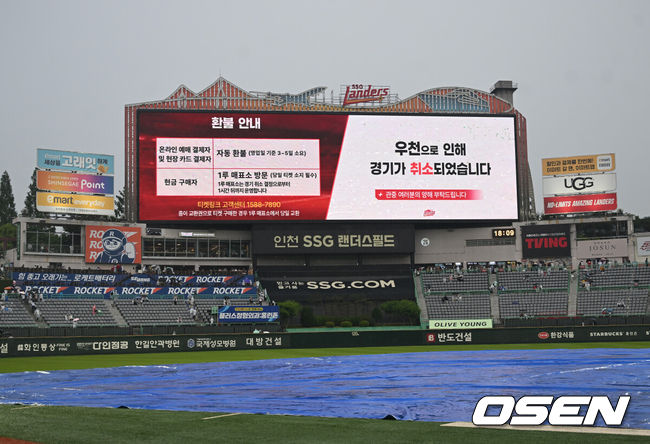 [OSEN=인천, 김성락 기자]  프로야구 SSG 랜더스와 롯데 자이언츠의 경기가 우천취소 됐다.SSG와 롯데는 13일 인천 SSG랜더스필드에서 ‘2025 신한은행 SOL Bank KBO리그’ 팀간 10차전를 치를 예정이었지만 계속된 비로 인해 우천취소됐다.전광판에 우천 취소 알림이 나타나고 있다. 2025.06.13 / 