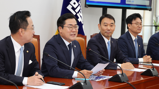 박찬대 더불어민주당 당대표 권한대행 겸 원내대표(왼쪽 둘째)가 12일 오전 국회에서 열린 고별 기자간담회에서 소회를 밝히고 있다. 임현동 기자